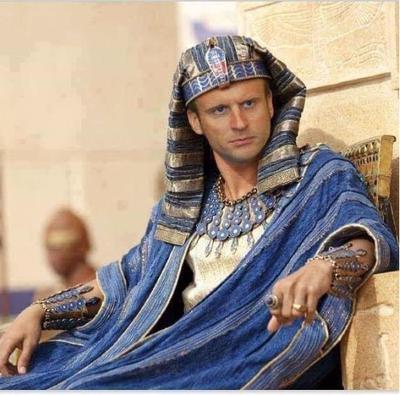 Macron pousse un pharaon dans sa culotte
